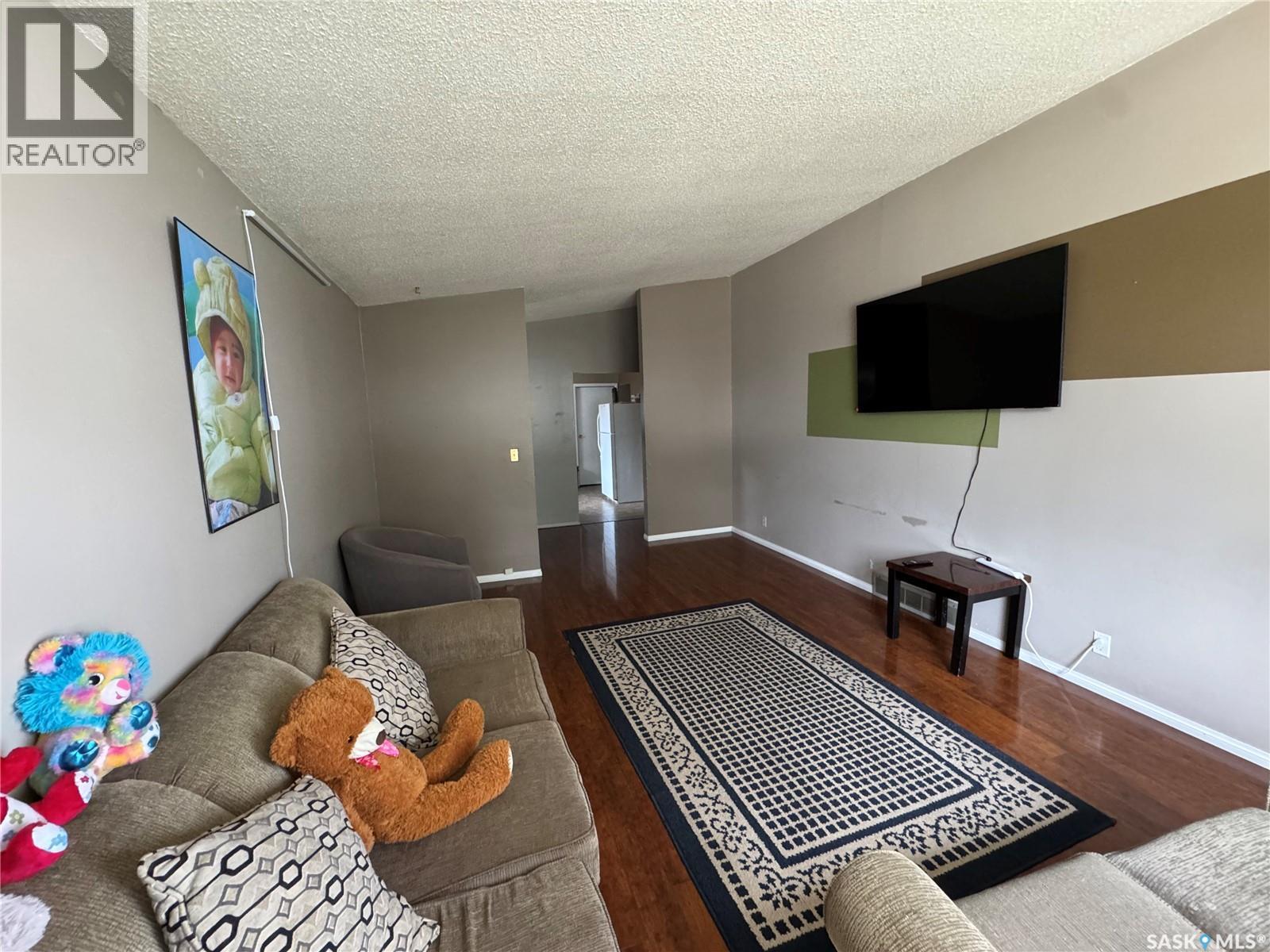 545 5Th Street N, Weyburn, SK - Indoor