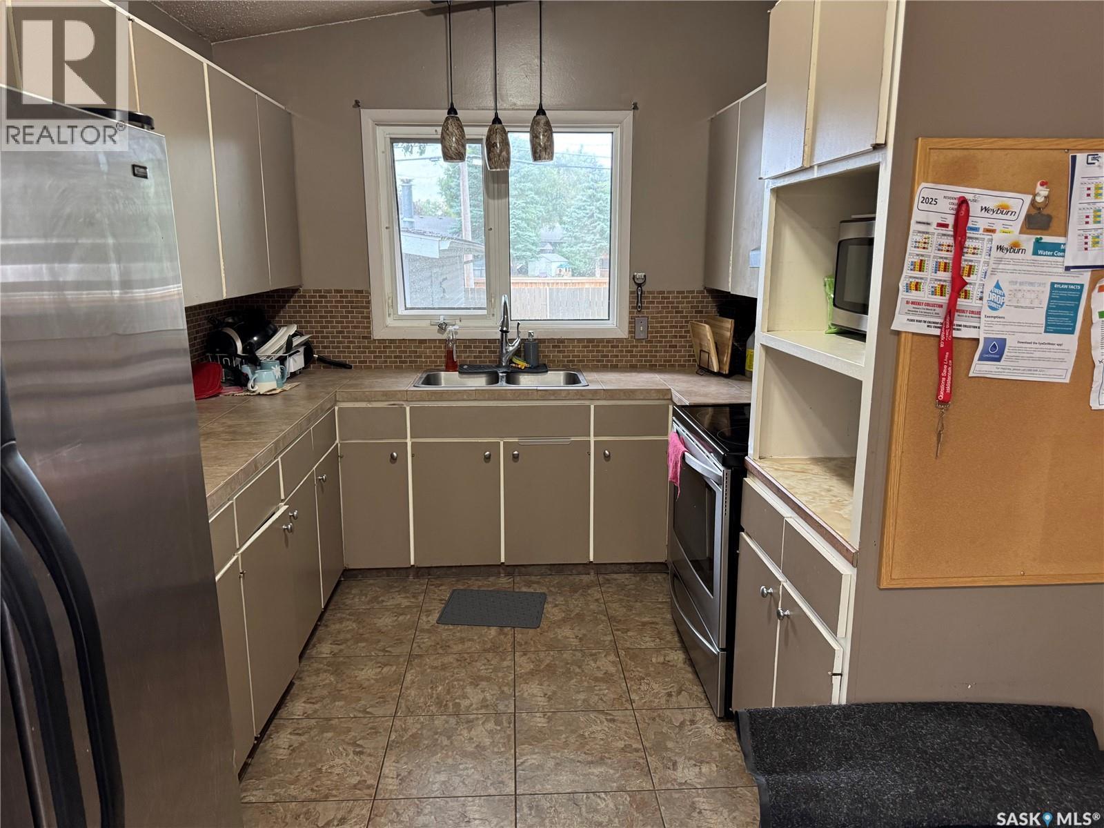 545 5Th Street N, Weyburn, SK - Indoor Photo Showing Kitchen With Double Sink