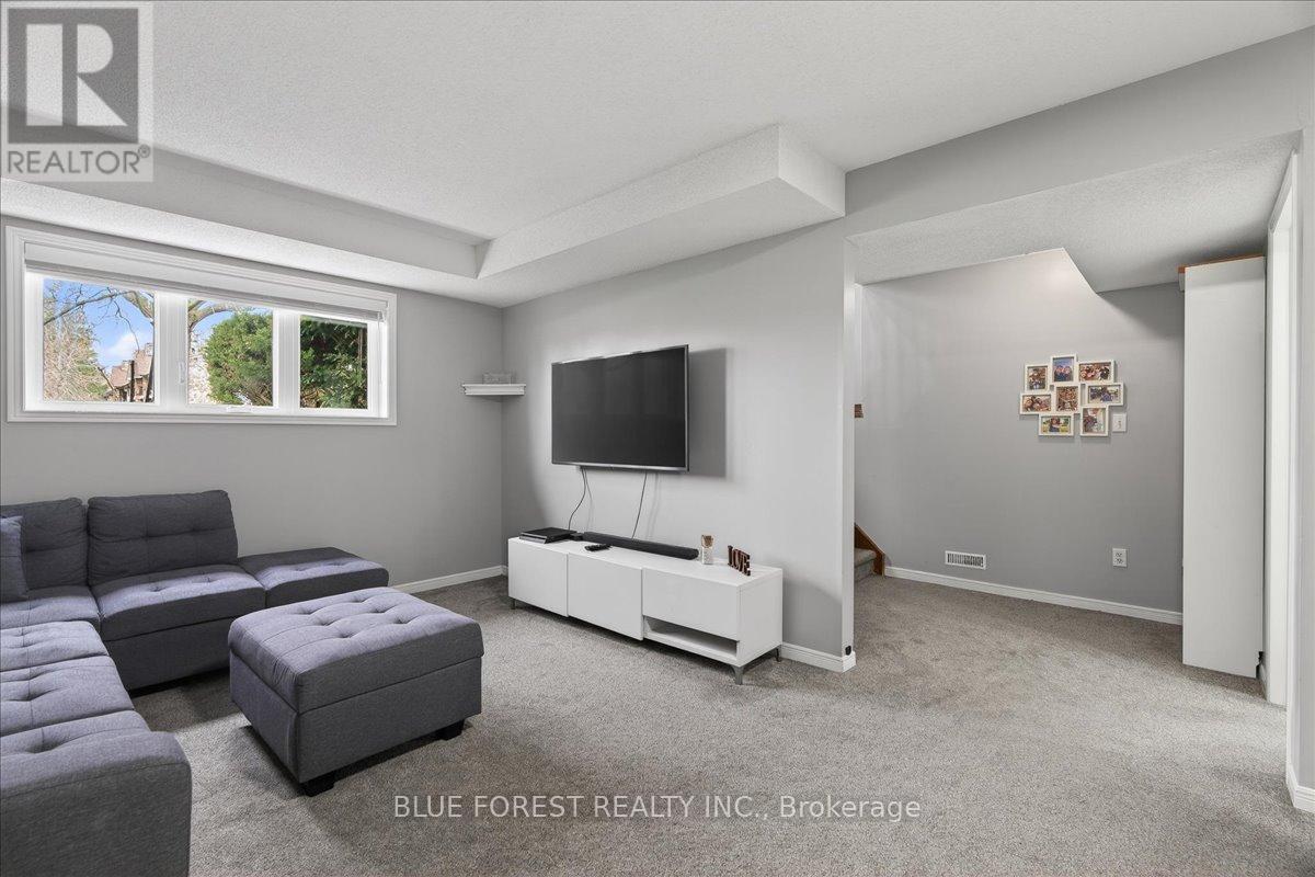 54 Stokes Road, St. Thomas, ON - Indoor Photo Showing Living Room