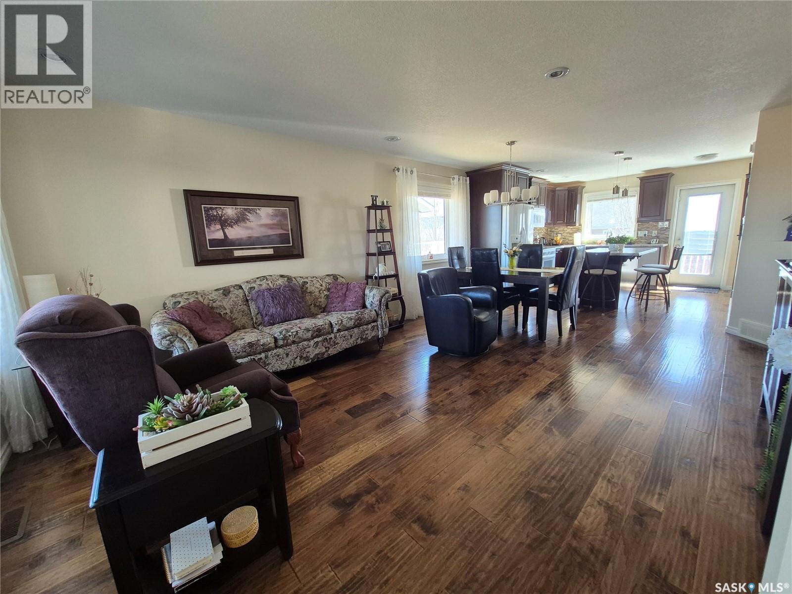 816 Battleford Trail, Swift Current, SK - Indoor Photo Showing Living Room