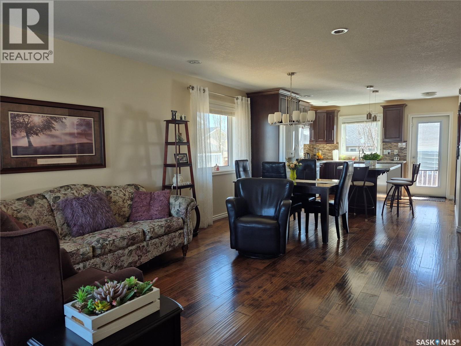 816 Battleford Trail, Swift Current, SK - Indoor Photo Showing Living Room