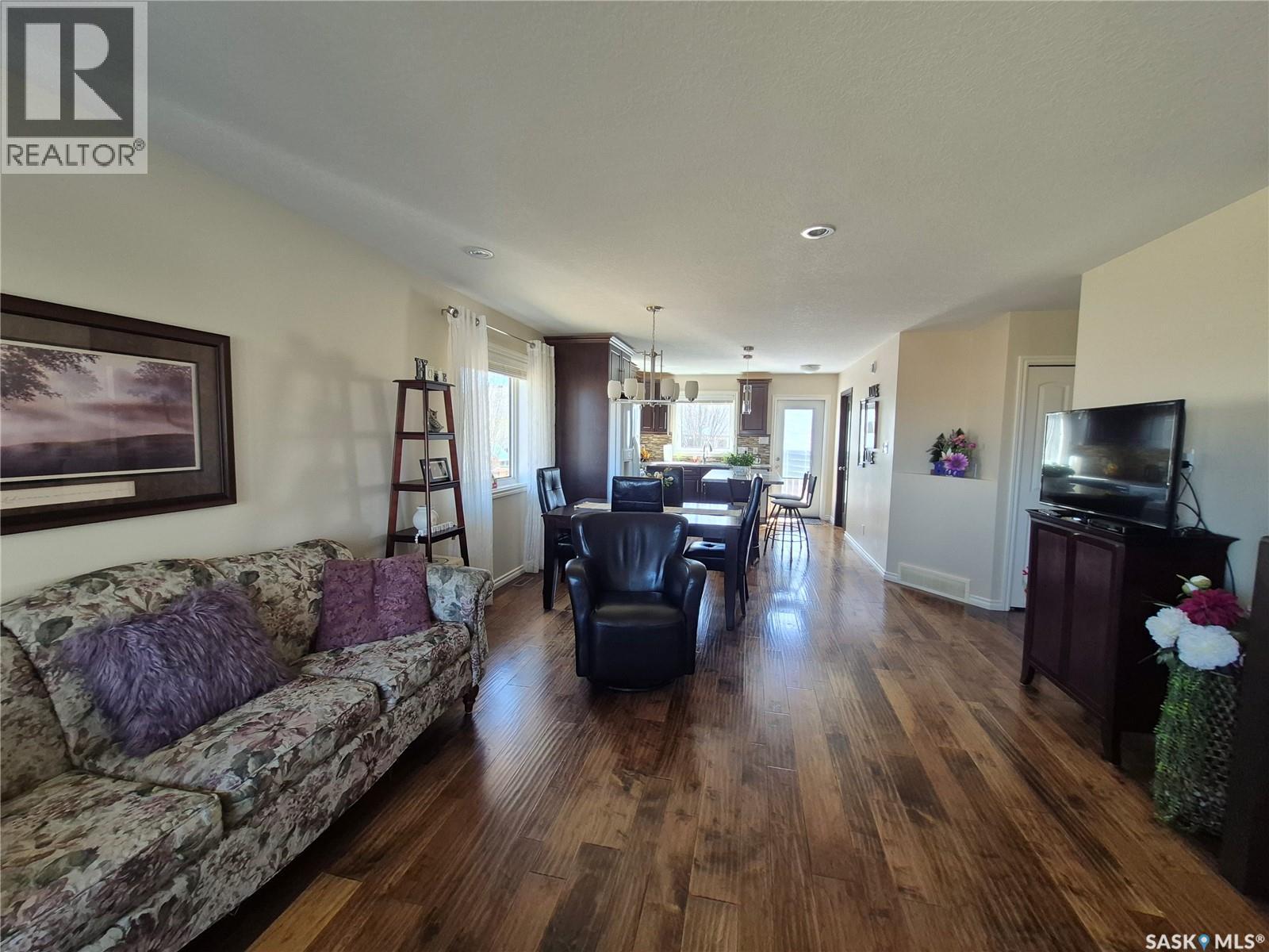 816 Battleford Trail, Swift Current, SK - Indoor Photo Showing Living Room