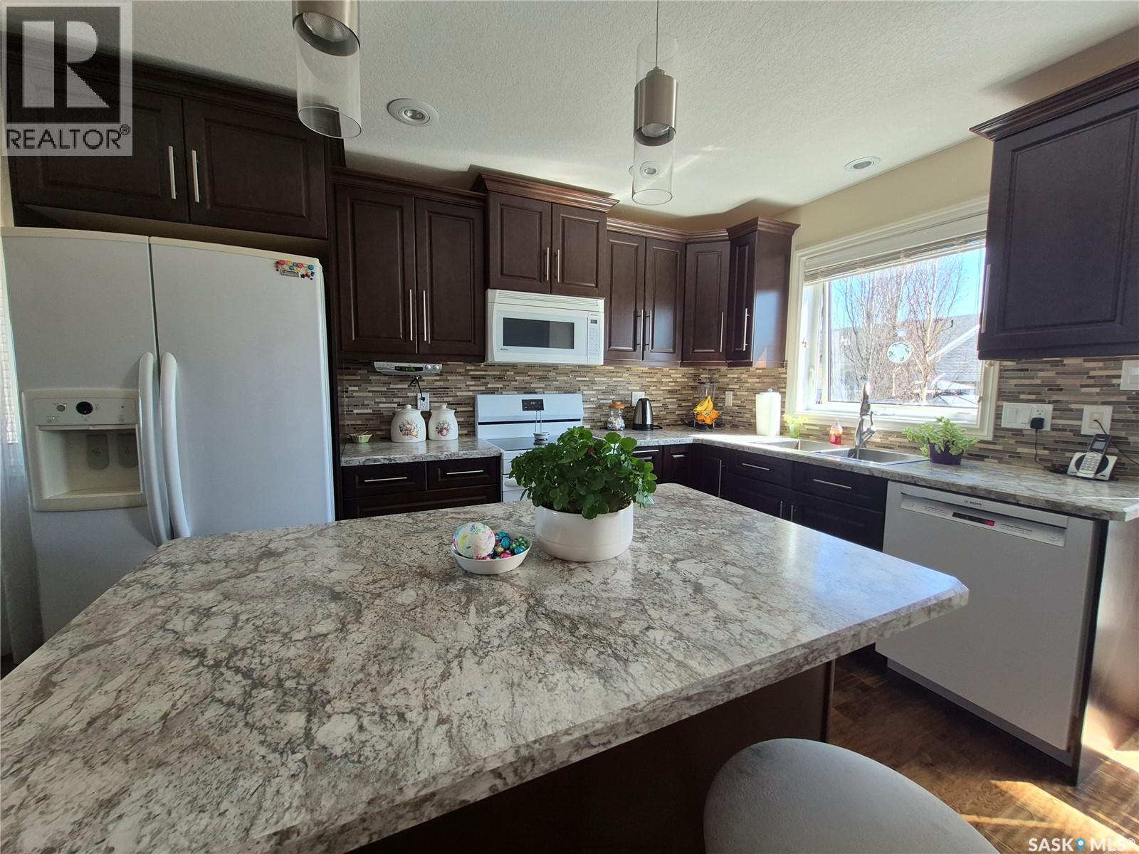 816 Battleford Trail, Swift Current, SK - Indoor Photo Showing Kitchen With Upgraded Kitchen