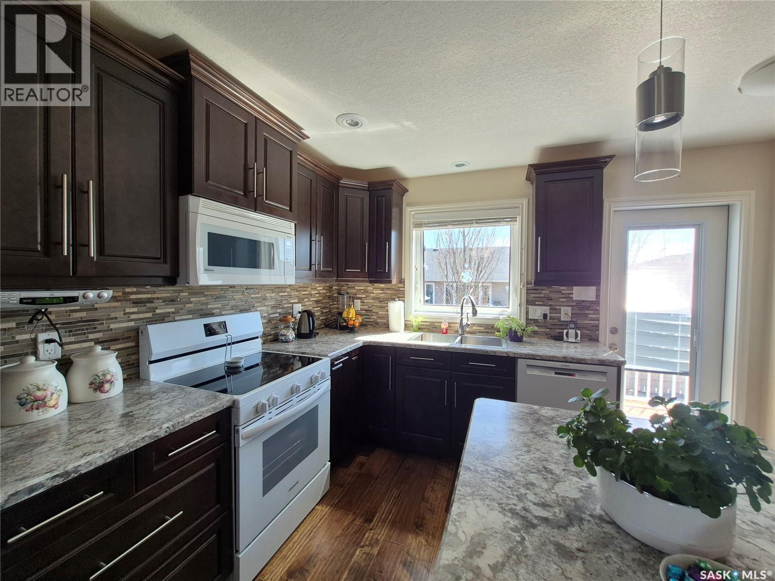 816 Battleford Trail, Swift Current, SK - Indoor Photo Showing Kitchen With Double Sink