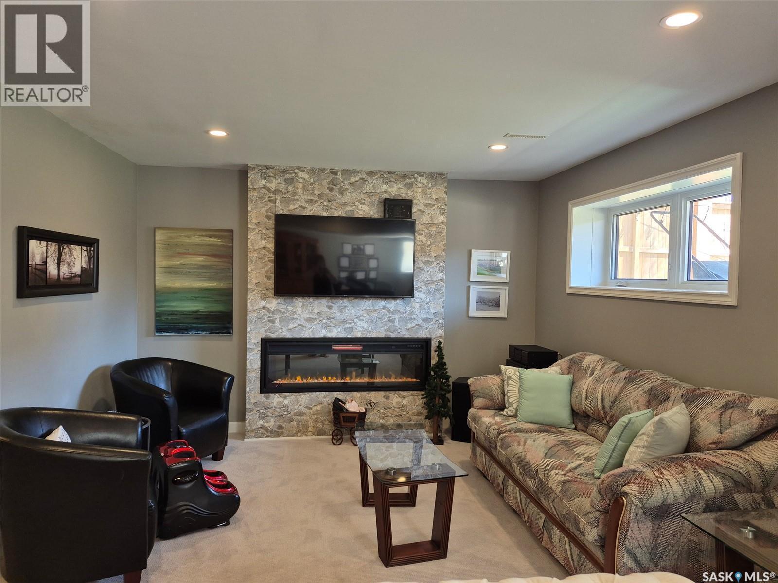 816 Battleford Trail, Swift Current, SK - Indoor Photo Showing Living Room With Fireplace