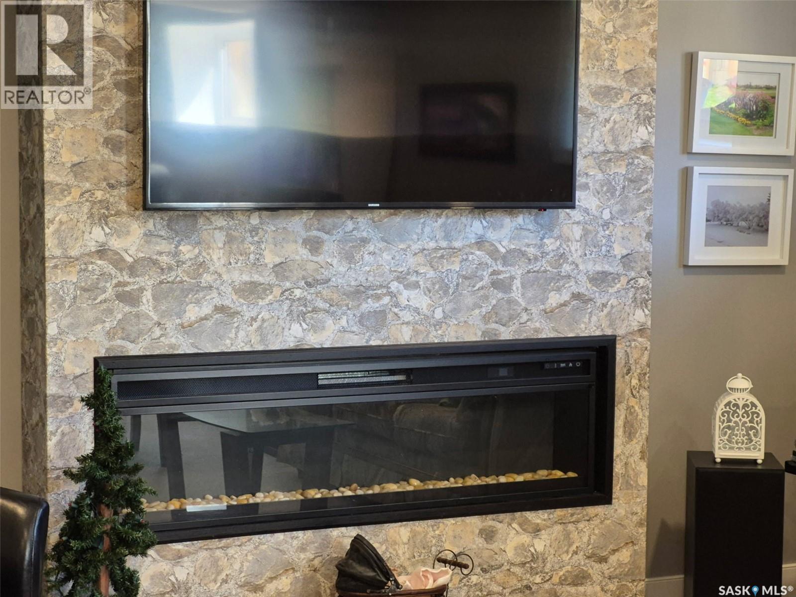 816 Battleford Trail, Swift Current, SK - Indoor Photo Showing Living Room With Fireplace