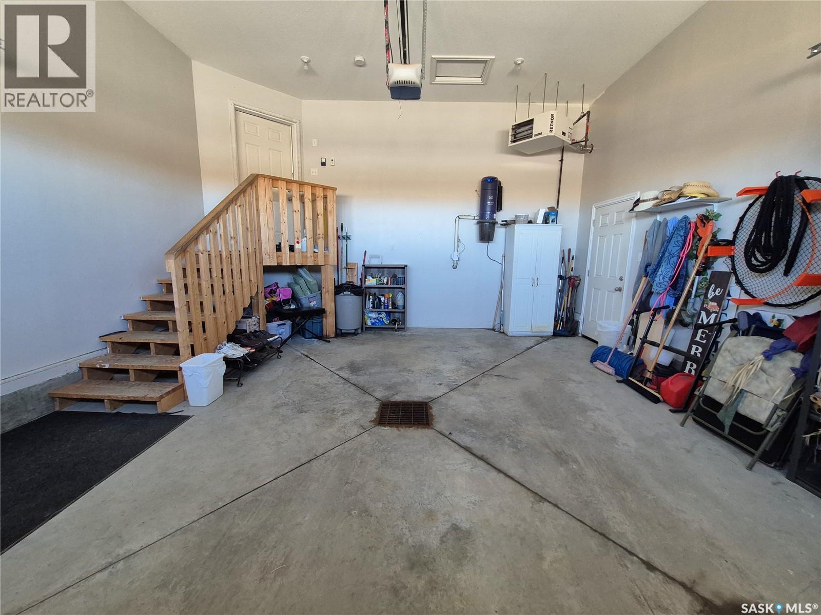 816 Battleford Trail, Swift Current, SK - Indoor Photo Showing Garage