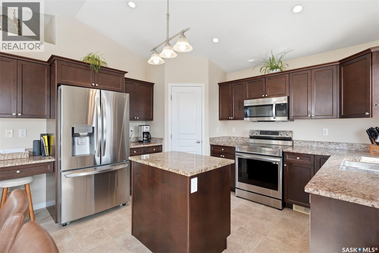 1218 Rempel Crescent, Saskatoon, SK - Indoor Photo Showing Kitchen With Double Sink