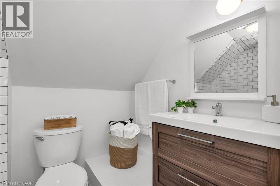 3rd floor bathroom - 100 Dunsmure Road Unit# 2, Hamilton, ON - Indoor Photo Showing Bathroom