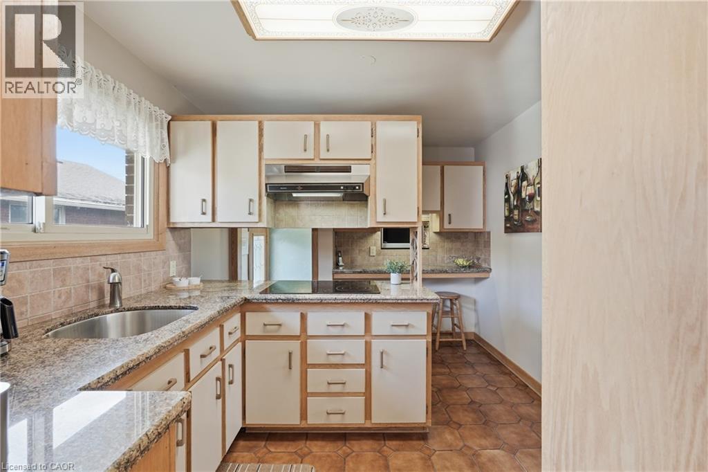 4 Tilbury Court, Hamilton, ON - Indoor Photo Showing Kitchen