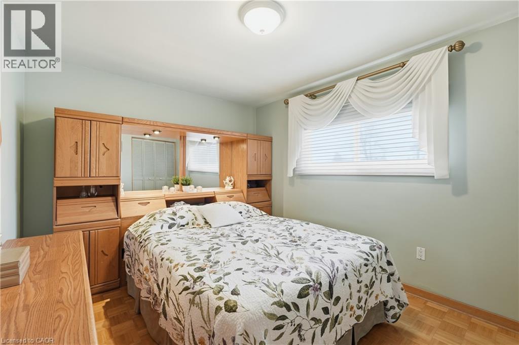 4 Tilbury Court, Hamilton, ON - Indoor Photo Showing Bedroom
