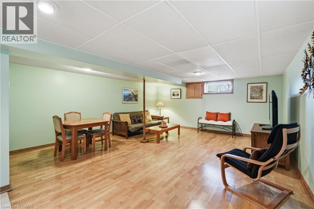 4 Tilbury Court, Hamilton, ON - Indoor