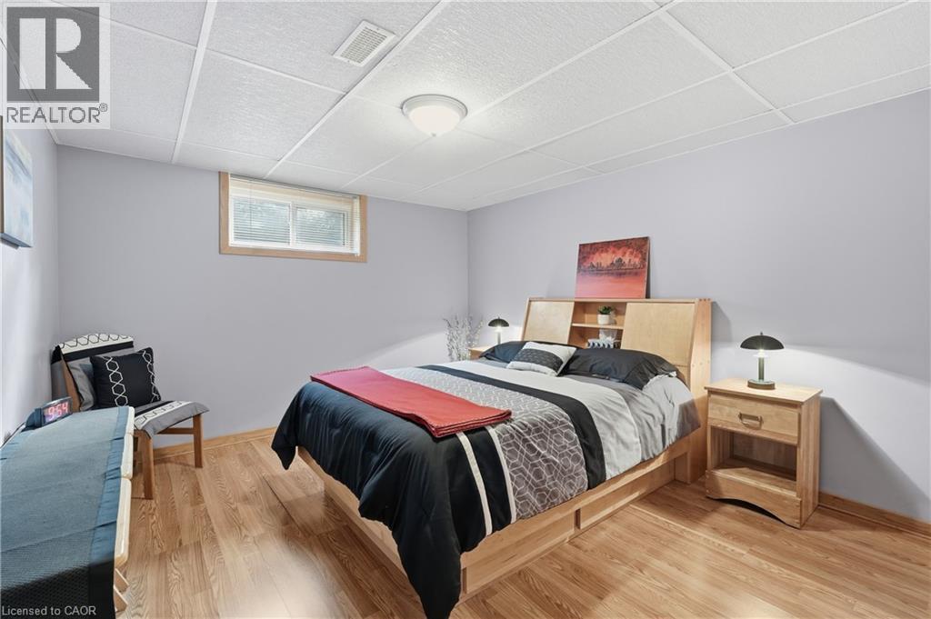 4 Tilbury Court, Hamilton, ON - Indoor Photo Showing Bedroom