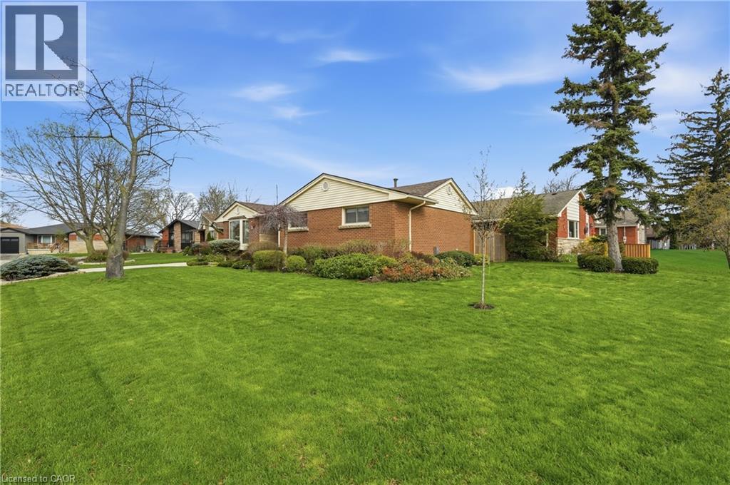 4 Tilbury Court, Hamilton, ON - Outdoor