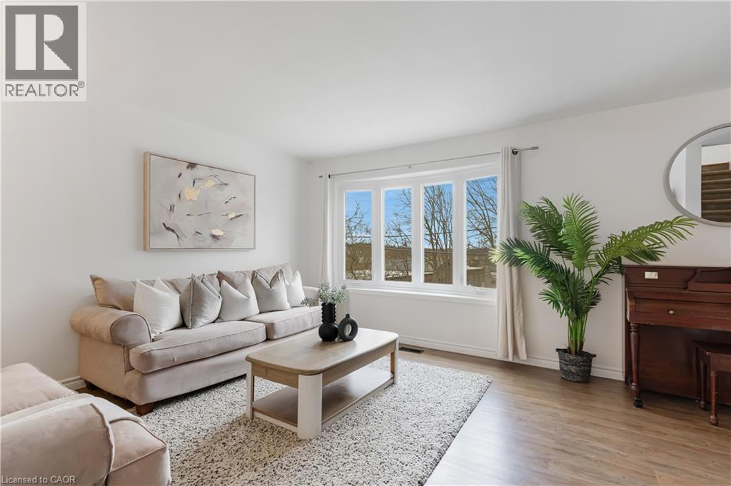 19 Birch Street, Cambridge, ON - Indoor Photo Showing Living Room