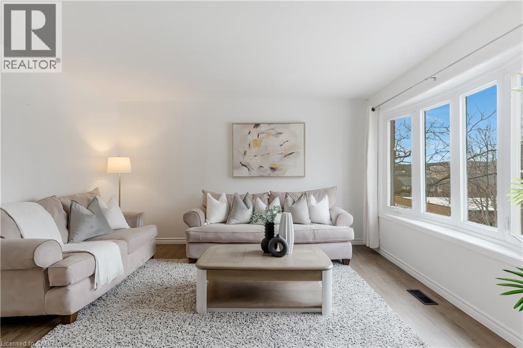 19 Birch Street, Cambridge, ON - Indoor Photo Showing Living Room