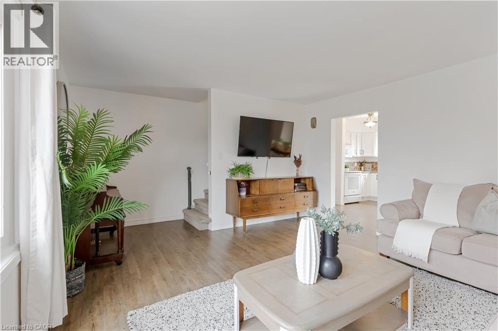 19 Birch Street, Cambridge, ON - Indoor Photo Showing Living Room