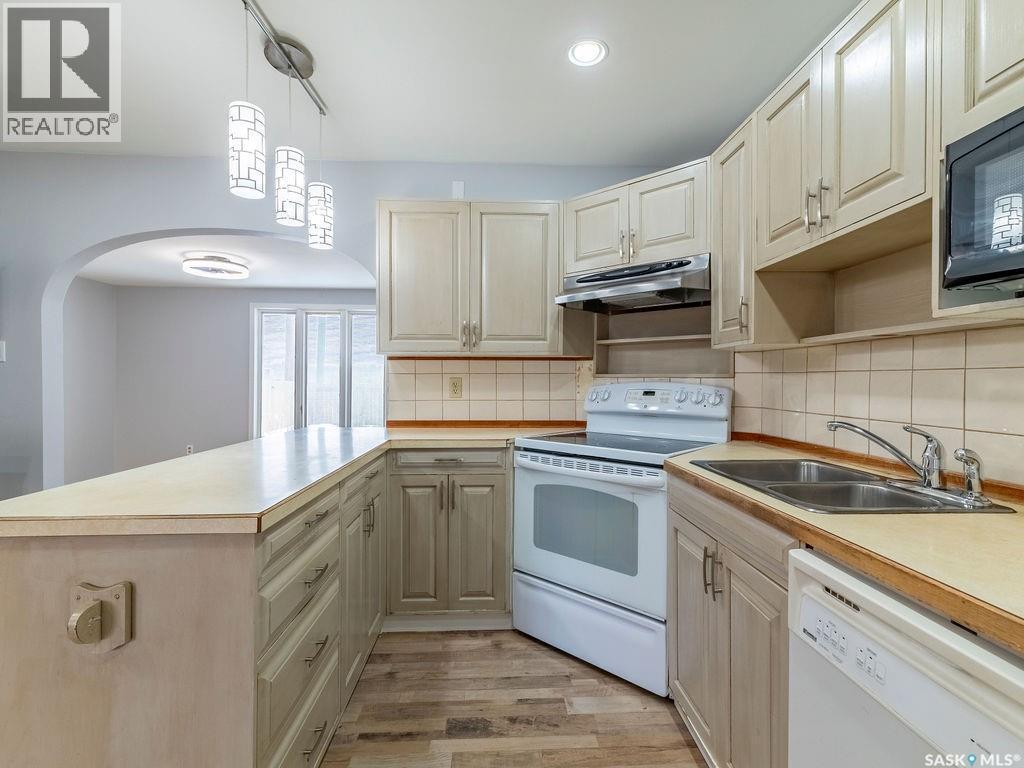 2518 Tomlinson Crescent, Saskatoon, SK - Indoor Photo Showing Kitchen With Double Sink