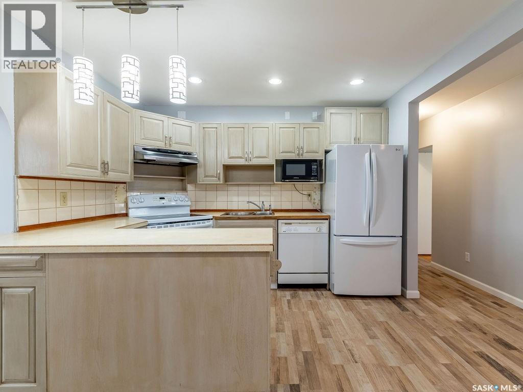 2518 Tomlinson Crescent, Saskatoon, SK - Indoor Photo Showing Kitchen