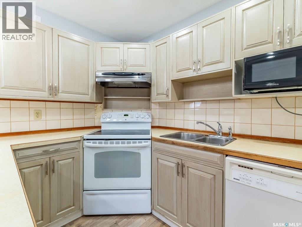 2518 Tomlinson Crescent, Saskatoon, SK - Indoor Photo Showing Kitchen With Double Sink
