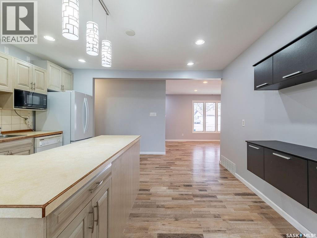 2518 Tomlinson Crescent, Saskatoon, SK - Indoor Photo Showing Kitchen