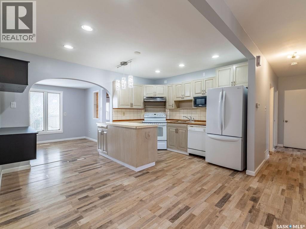 2518 Tomlinson Crescent, Saskatoon, SK - Indoor Photo Showing Kitchen