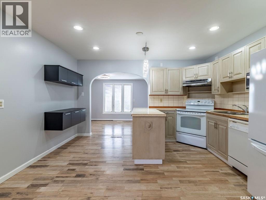2518 Tomlinson Crescent, Saskatoon, SK - Indoor Photo Showing Kitchen