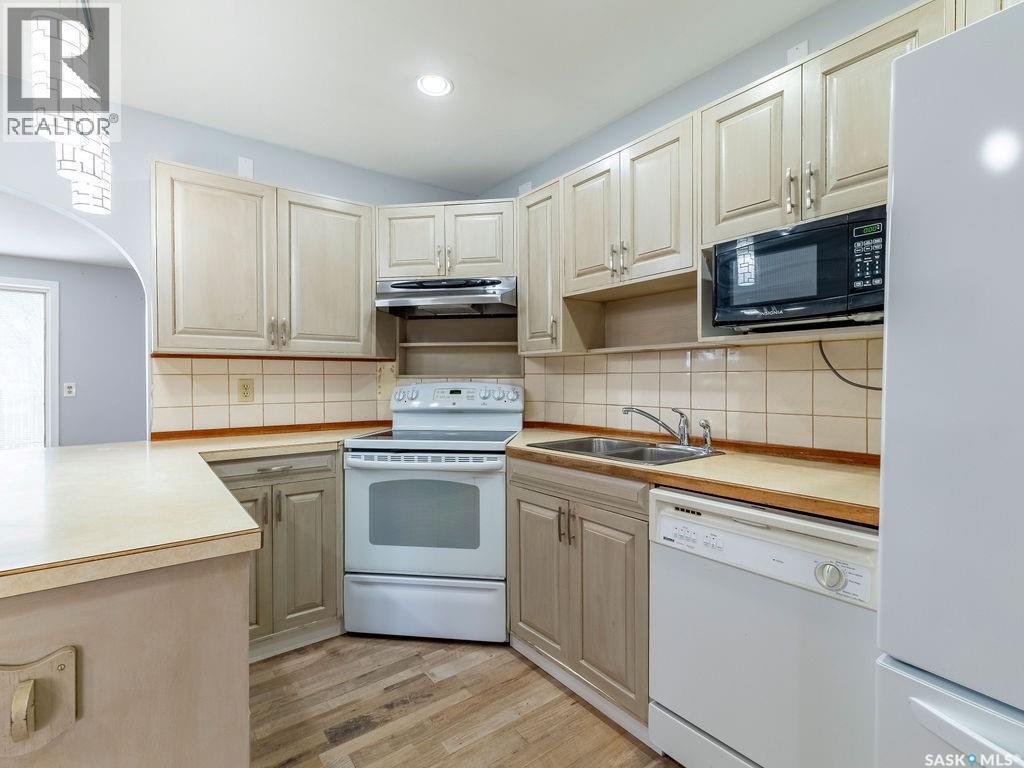 2518 Tomlinson Crescent, Saskatoon, SK - Indoor Photo Showing Kitchen With Double Sink