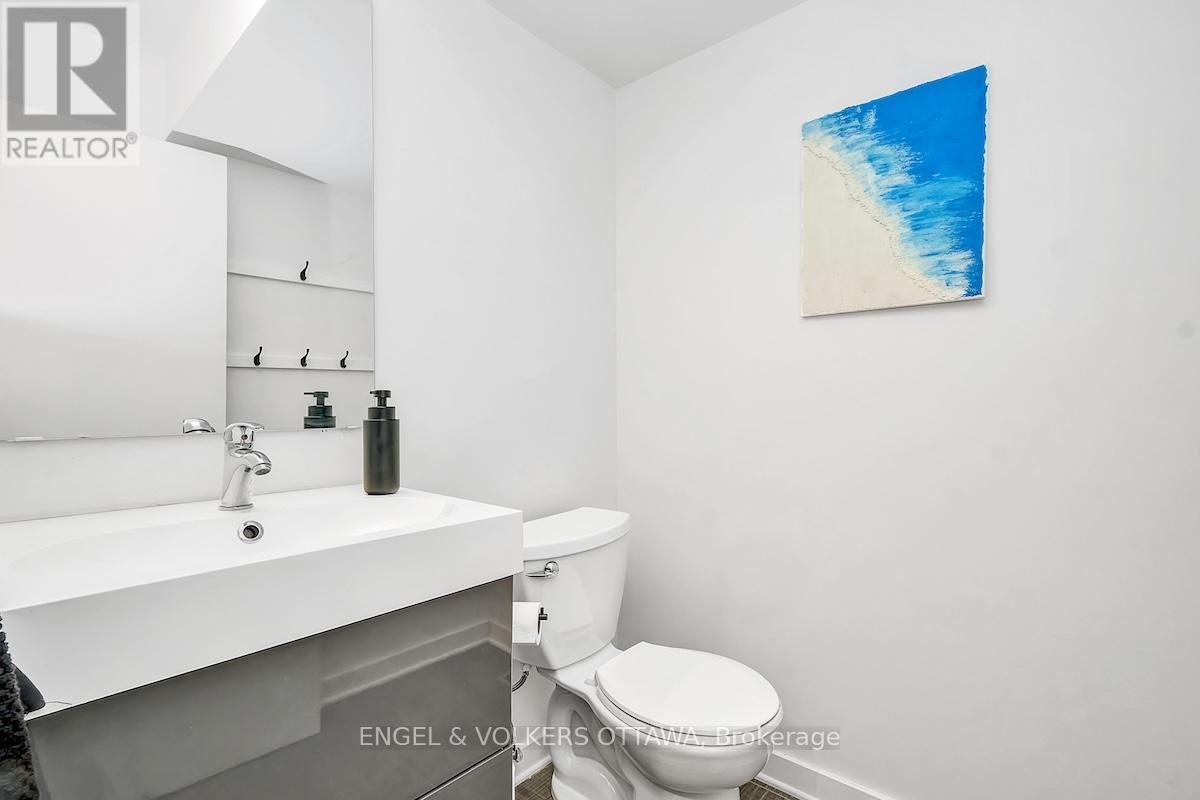 32 Sims Avenue, Ottawa, ON - Indoor Photo Showing Bathroom