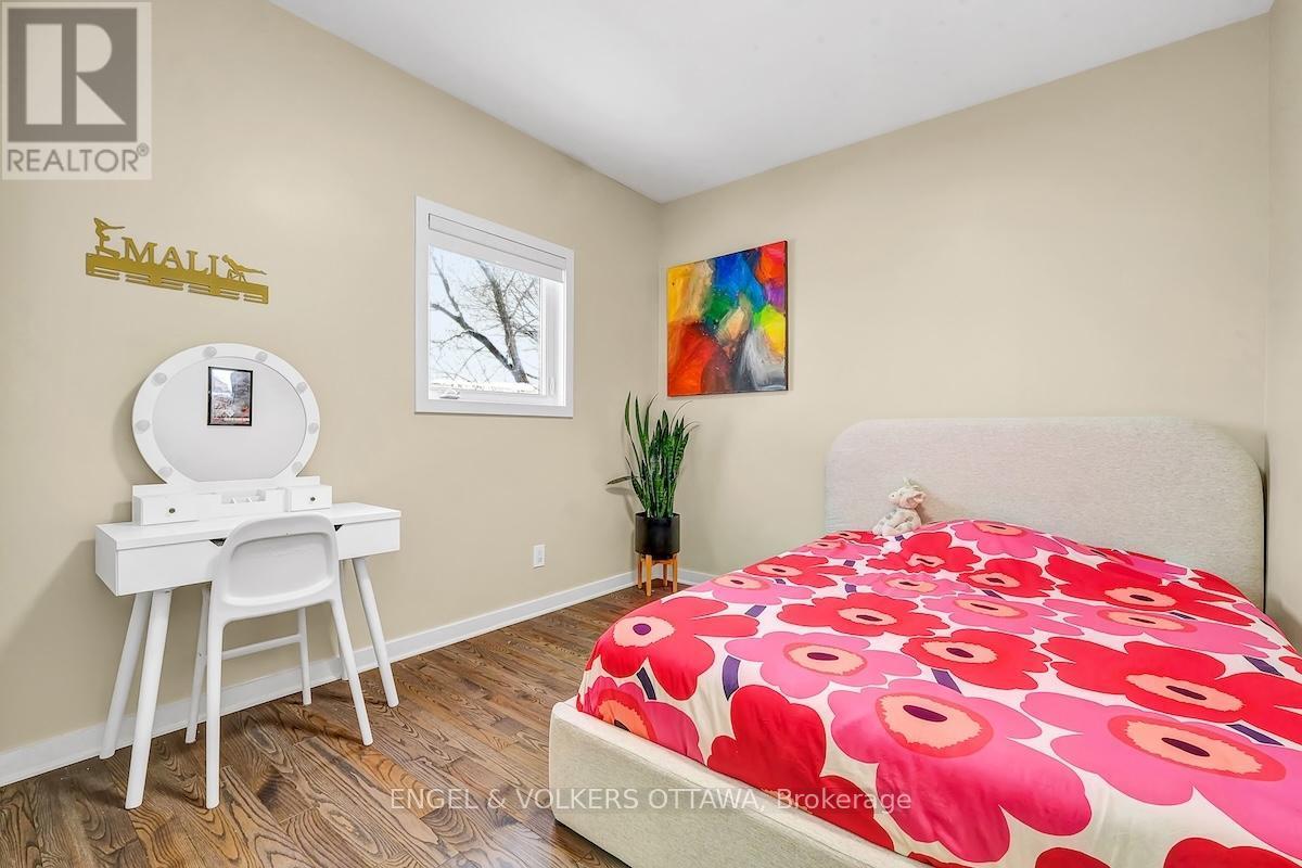 32 Sims Avenue, Ottawa, ON - Indoor Photo Showing Bedroom