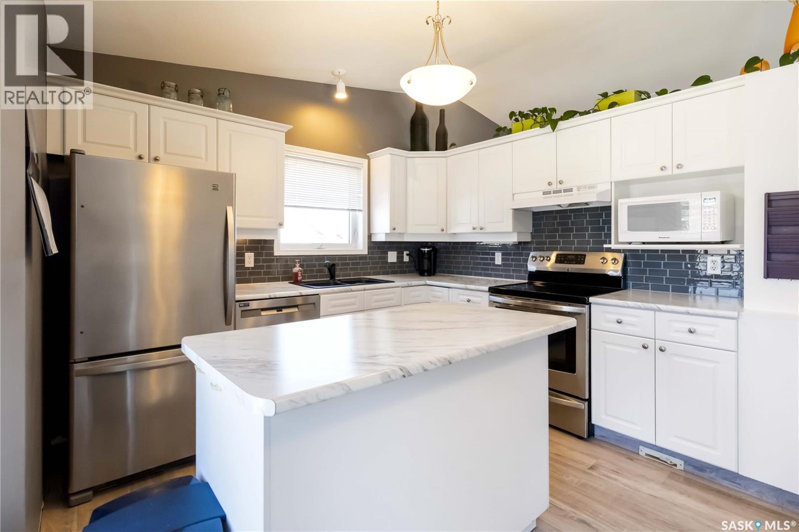 343 Coben Crescent, Saskatoon, SK - Indoor Photo Showing Kitchen