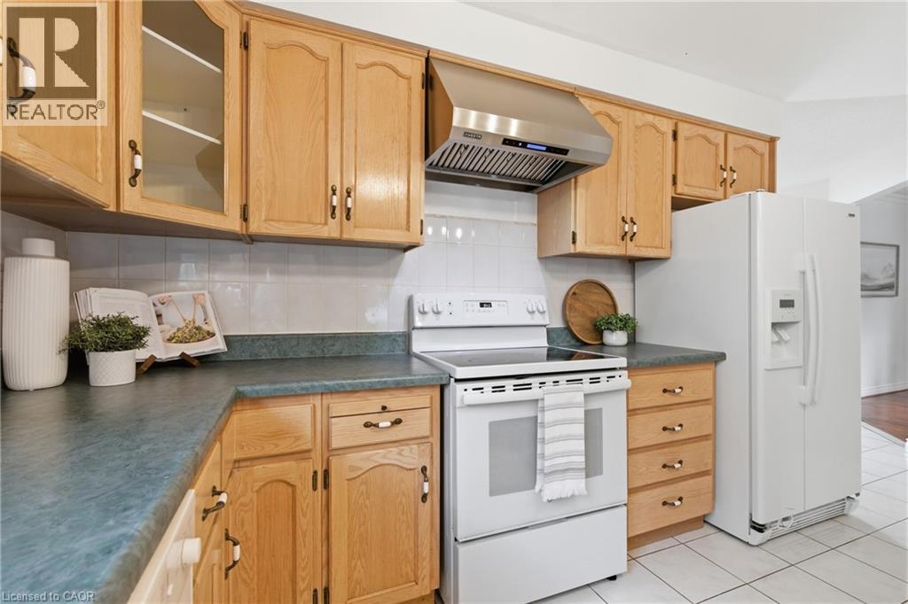 12 Sumner Crescent, Grimsby, ON - Indoor Photo Showing Kitchen