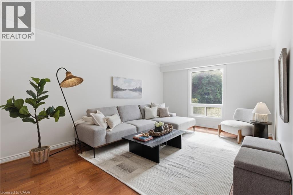 12 Sumner Crescent, Grimsby, ON - Indoor Photo Showing Living Room