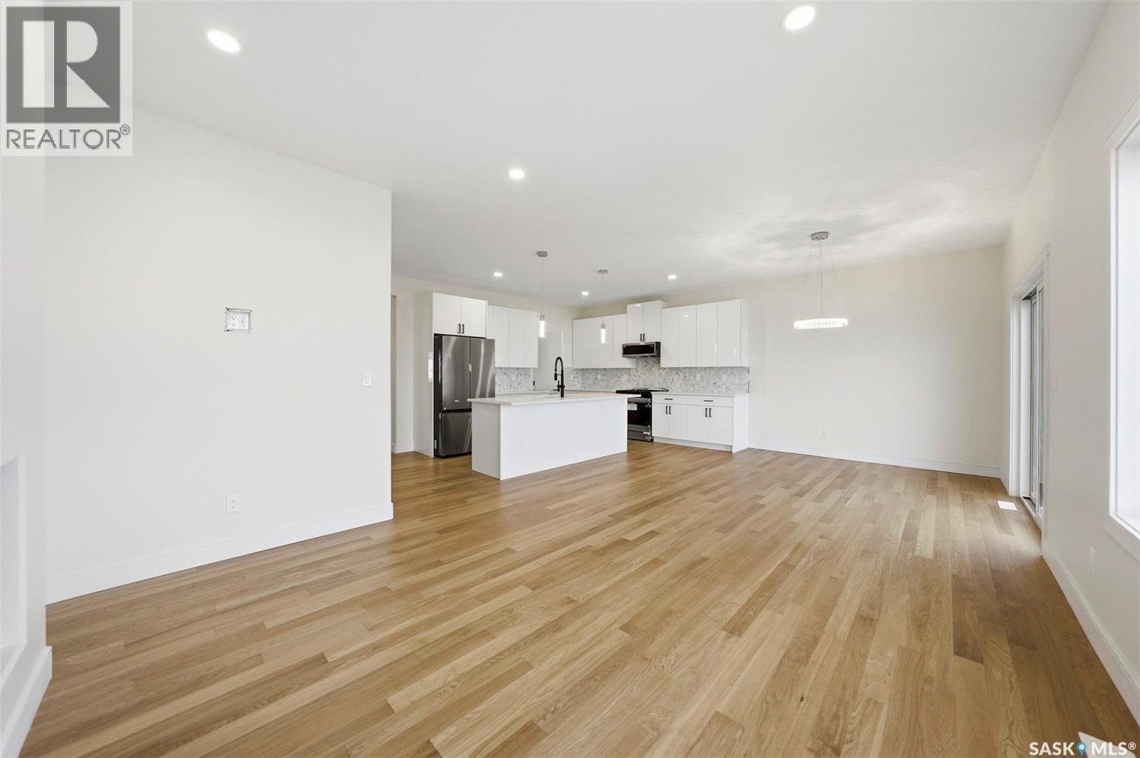335 Sharma Crescent, Saskatoon, SK - Indoor Photo Showing Kitchen