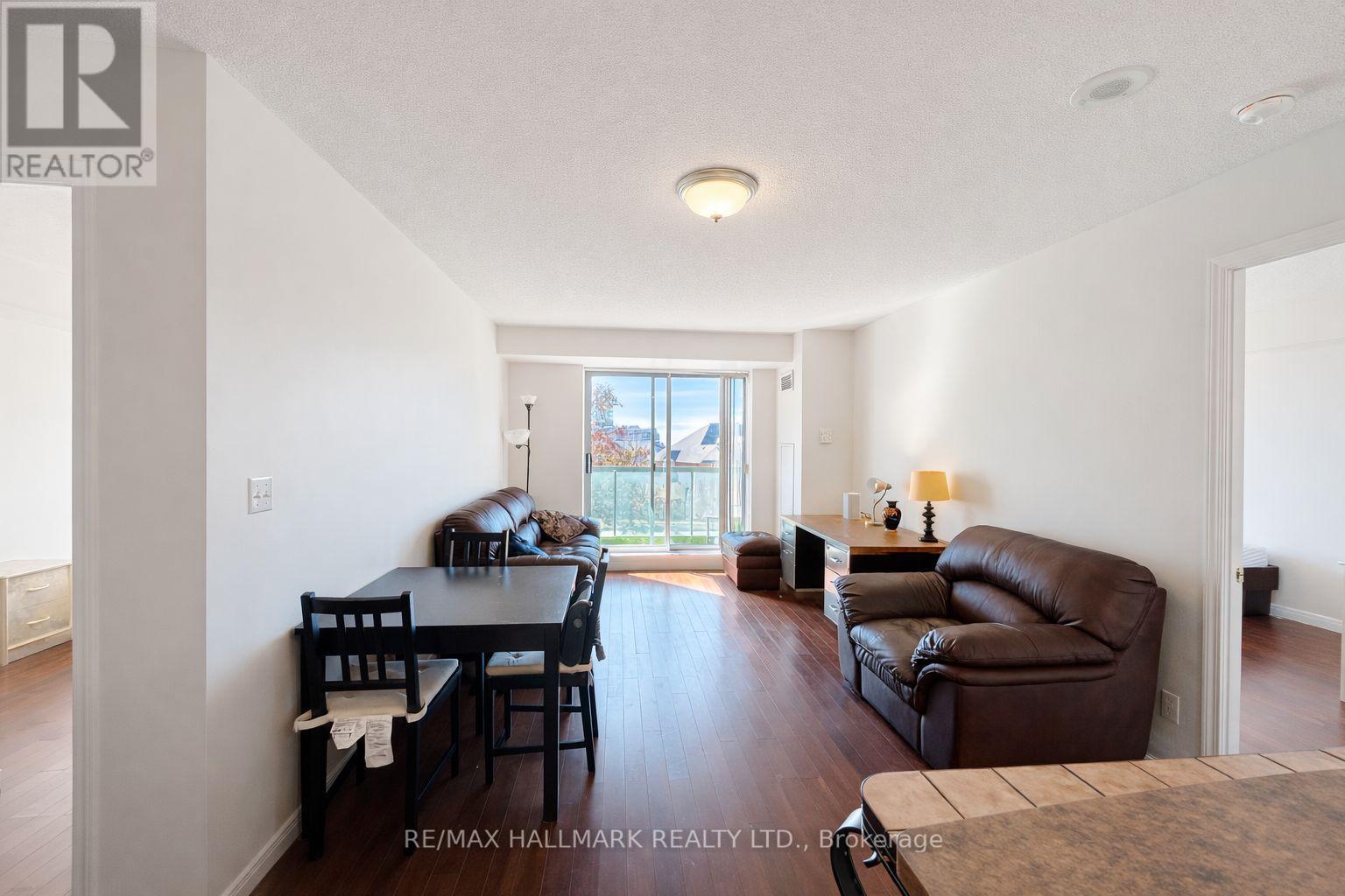 215 - 3 Ellesmere Street, Richmond Hill, ON - Indoor Photo Showing Living Room