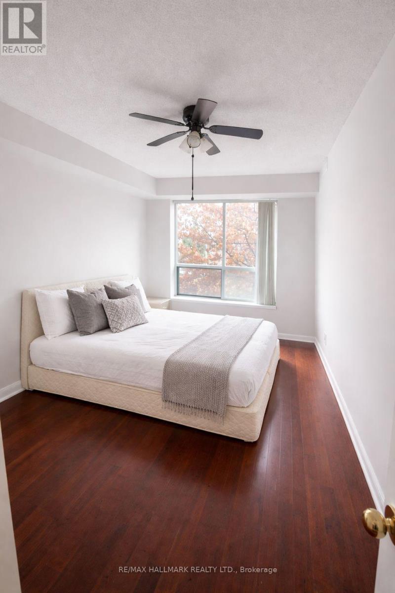 215 - 3 Ellesmere Street, Richmond Hill, ON - Indoor Photo Showing Bedroom