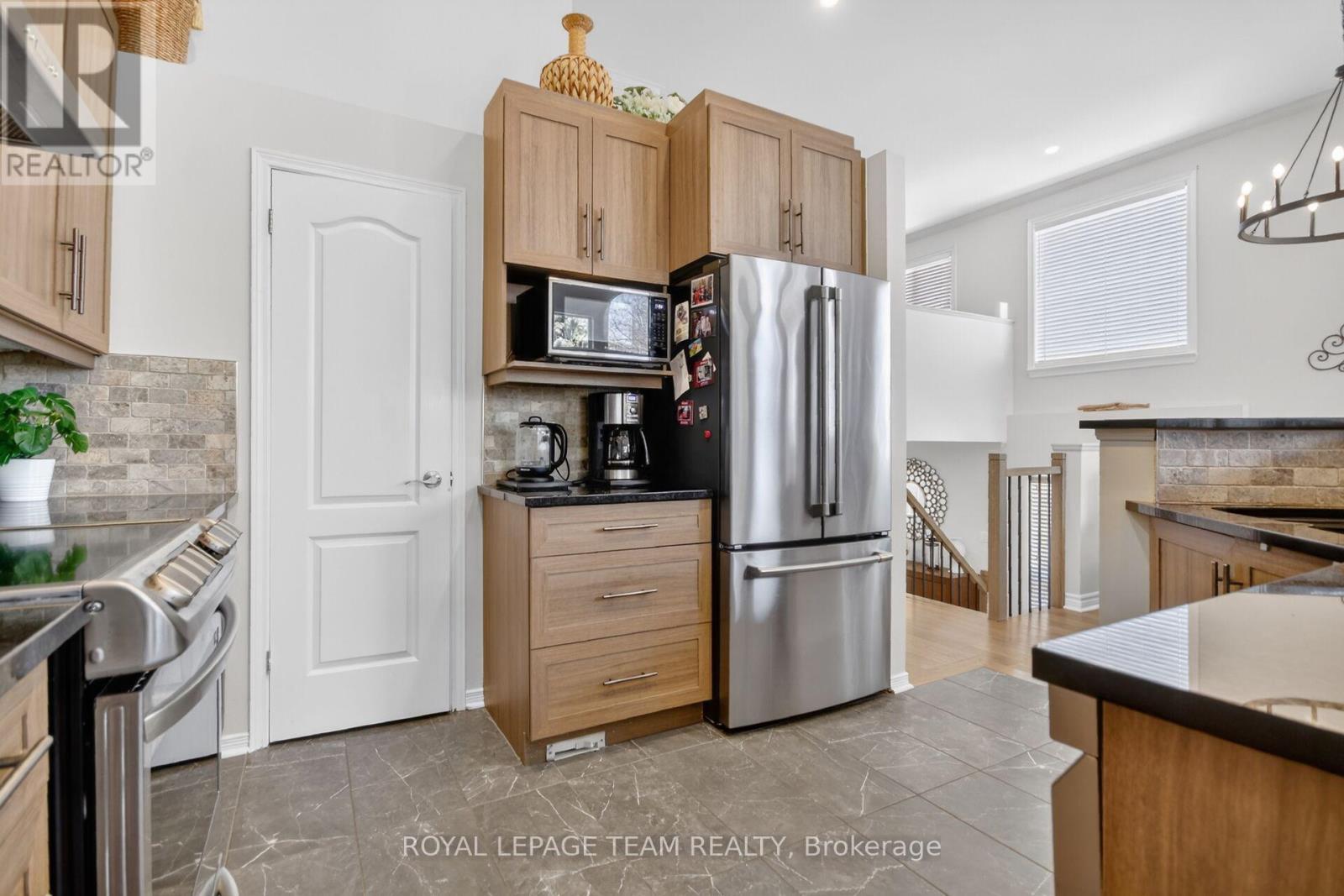 124 Macassa Circle, Ottawa, ON - Indoor Photo Showing Kitchen With Stainless Steel Kitchen