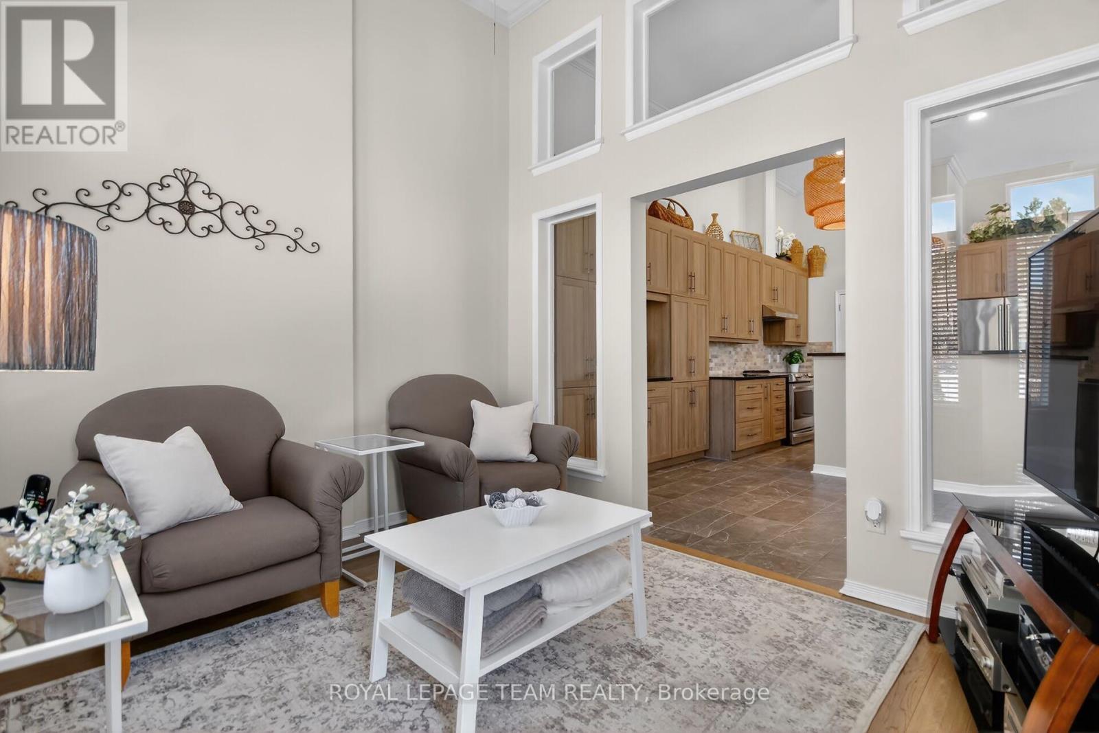 124 Macassa Circle, Ottawa, ON - Indoor Photo Showing Living Room