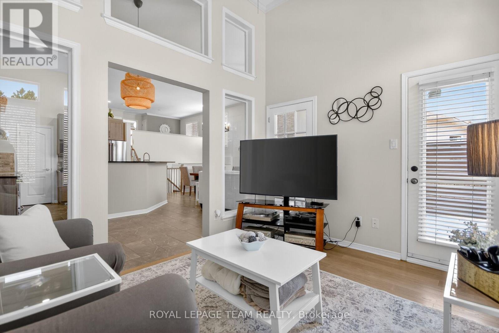 124 Macassa Circle, Ottawa, ON - Indoor Photo Showing Living Room