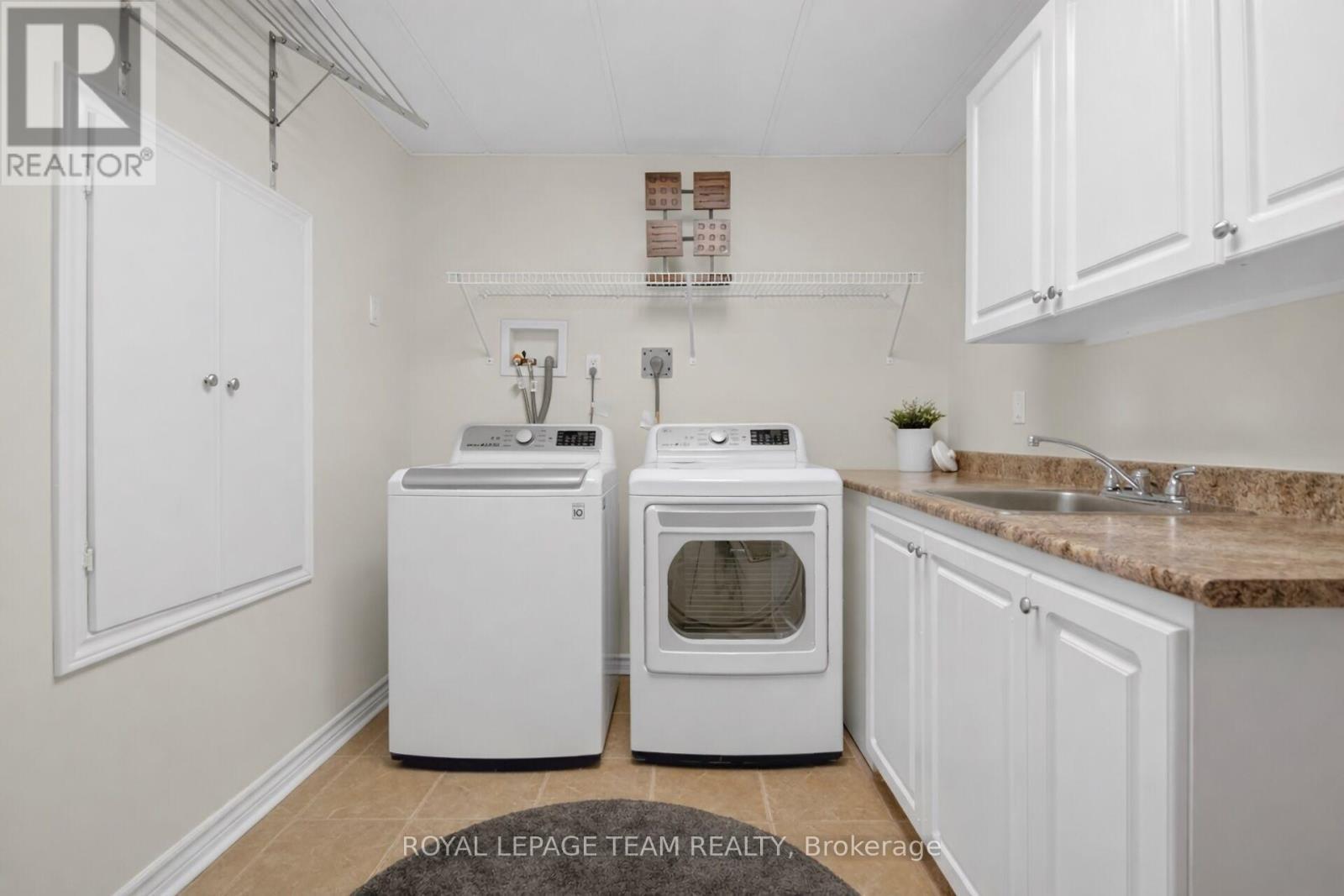 124 Macassa Circle, Ottawa, ON - Indoor Photo Showing Laundry Room