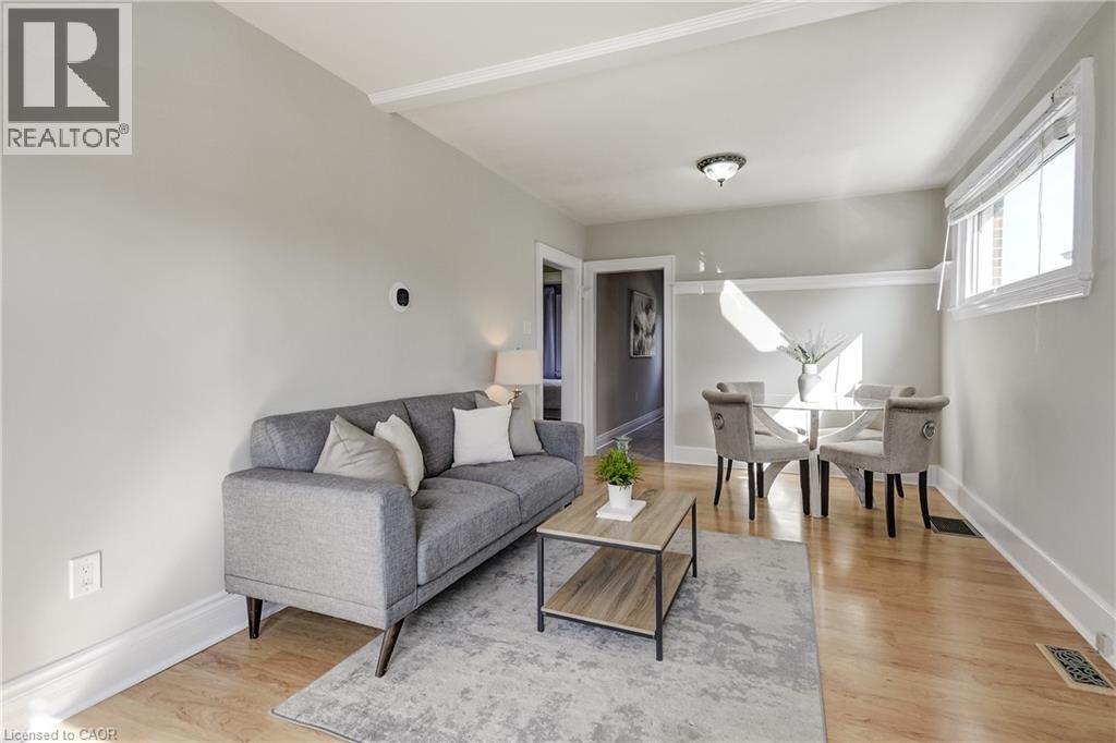53 East 19Th Street, Hamilton, ON - Indoor Photo Showing Living Room