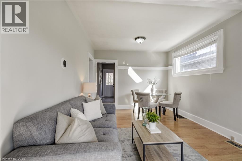 53 East 19Th Street, Hamilton, ON - Indoor Photo Showing Living Room