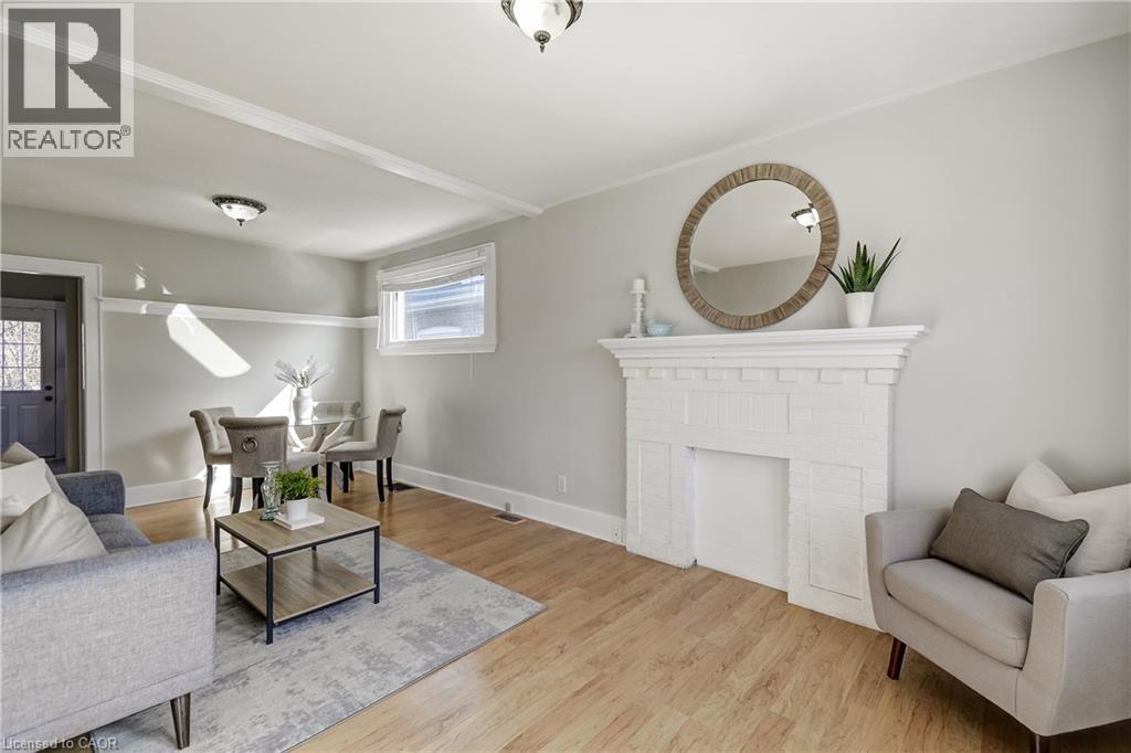 53 East 19Th Street, Hamilton, ON - Indoor Photo Showing Living Room