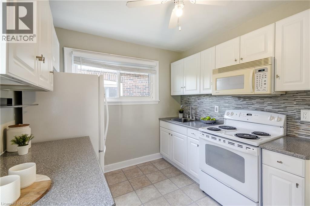 53 East 19Th Street, Hamilton, ON - Indoor Photo Showing Kitchen