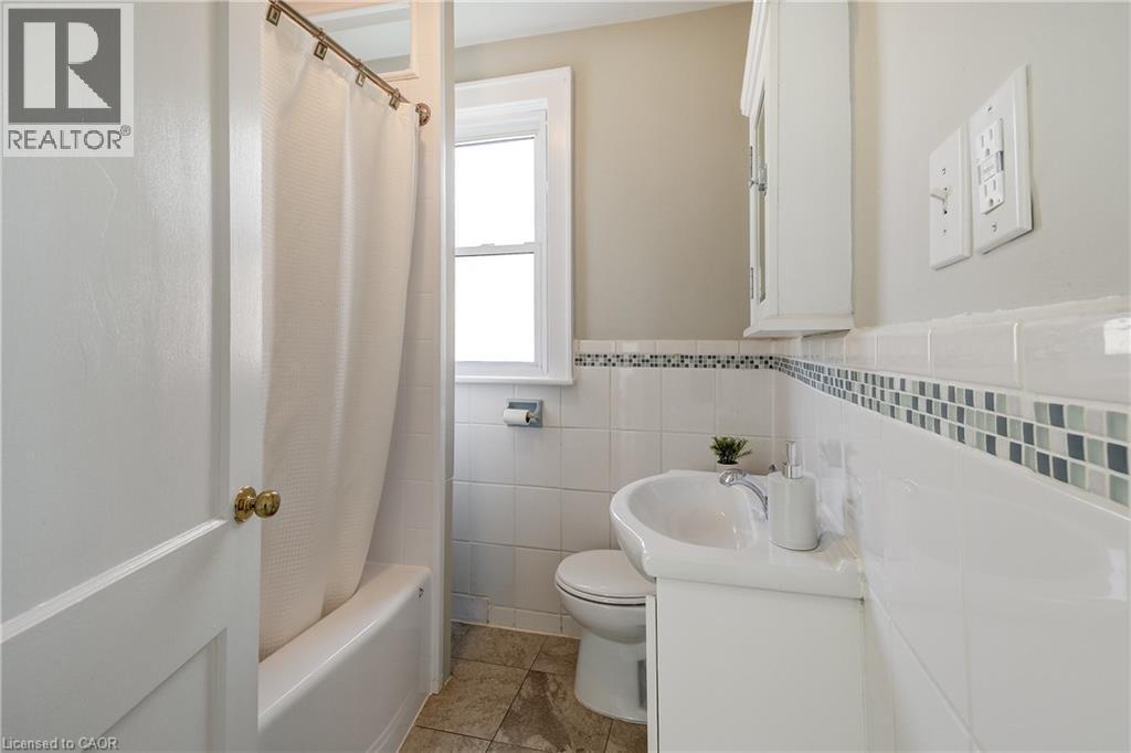 53 East 19Th Street, Hamilton, ON - Indoor Photo Showing Bathroom