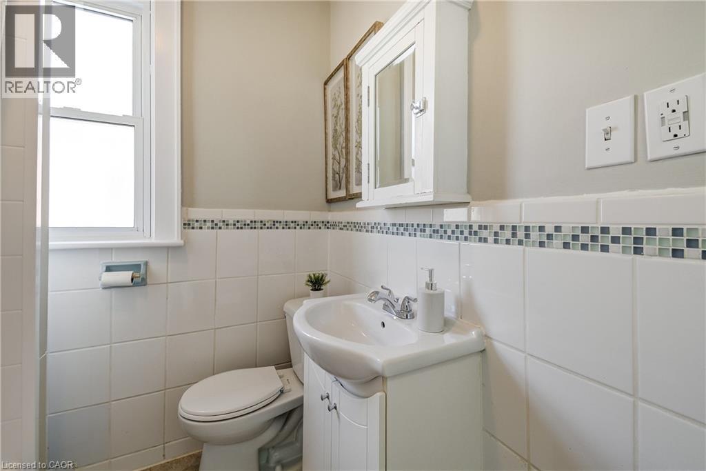 53 East 19Th Street, Hamilton, ON - Indoor Photo Showing Bathroom