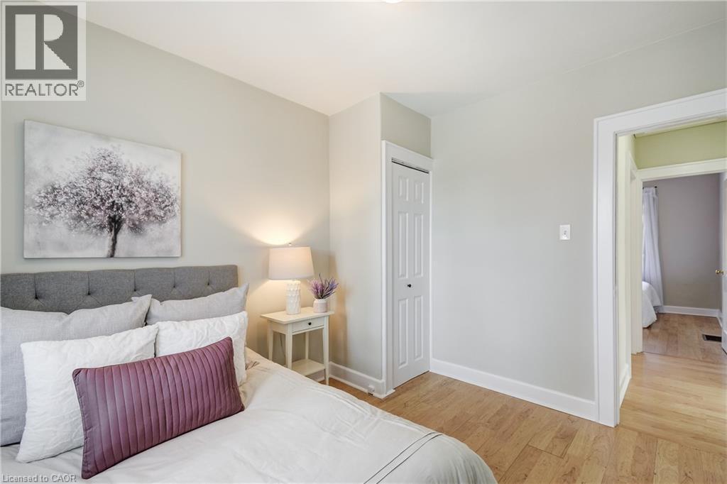 53 East 19Th Street, Hamilton, ON - Indoor Photo Showing Bedroom