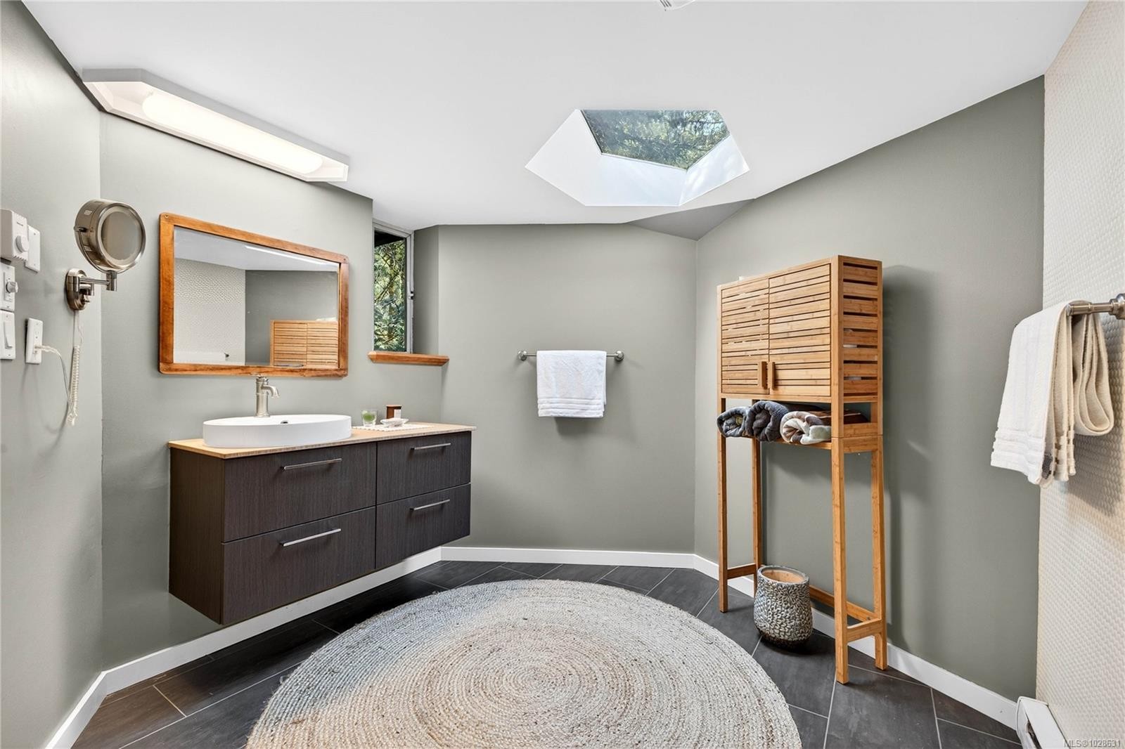 99 Garner Rd, Salt Spring, BC