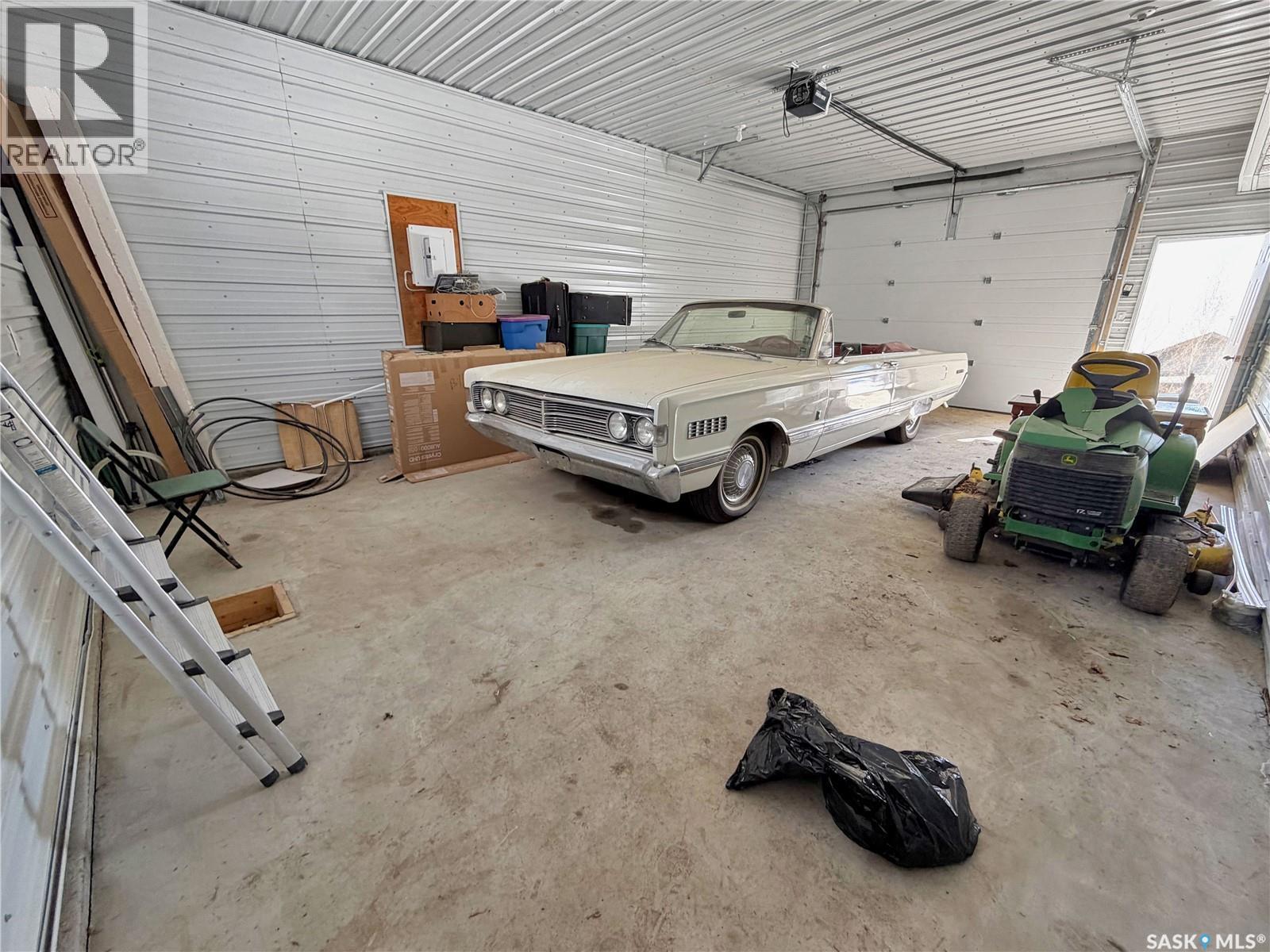 414 Lake Street, Esterhazy, SK - Indoor Photo Showing Garage
