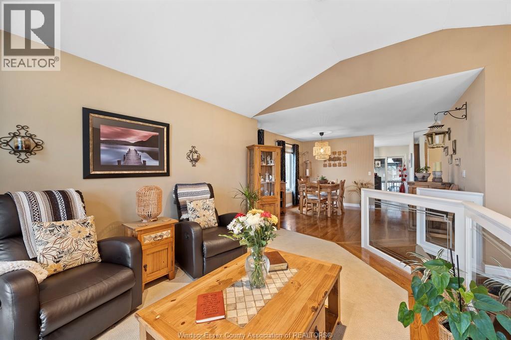 12123 Cranbrook, Tecumseh, ON - Indoor Photo Showing Living Room